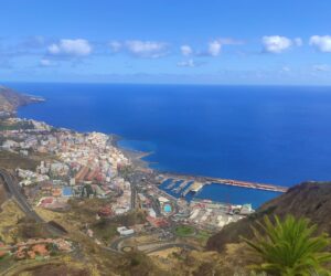 Vistas de Santa Cruz de La Palma y el océano desde el Mirador de la Concepción.