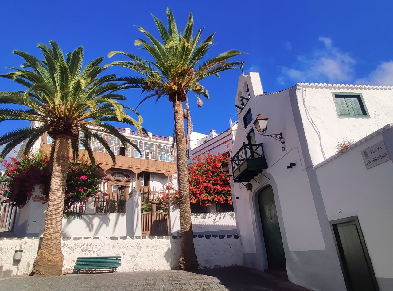 bonita plaza con iglesia y flores en Santa Cruz de La Palma