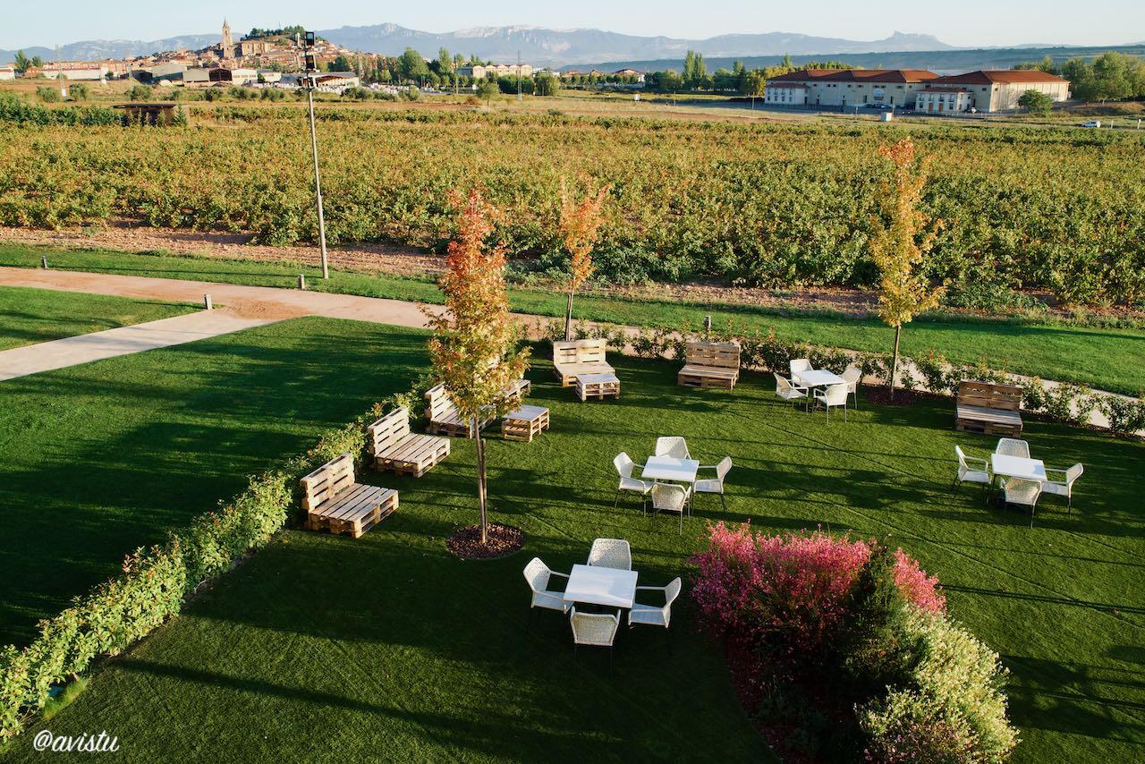 Zona de jardín y terraza junto a los viñedos en el Hotel Bodega FyA, La Rioja [(c)Foto: @avistu]