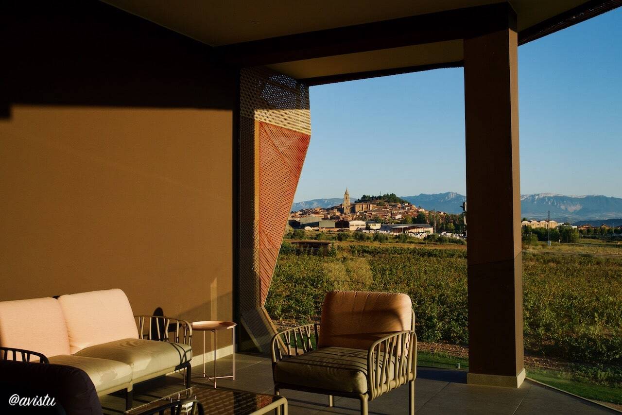 Terraza con vistas a Navarrete y los viñedos, Hotel Bodega FyA, La Rioja [(c)Foto: @avistu]