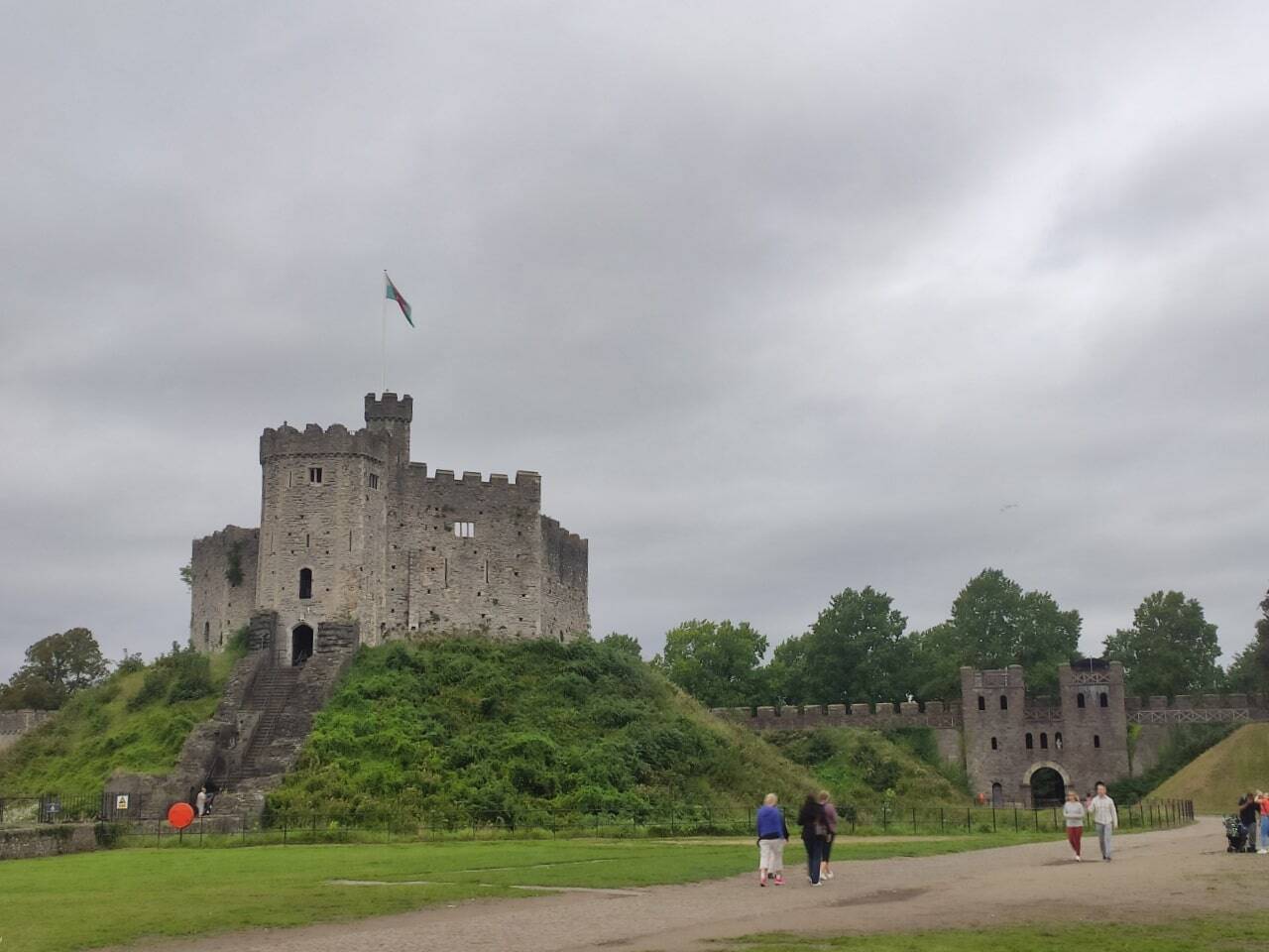 castillo de cardiff día nublado