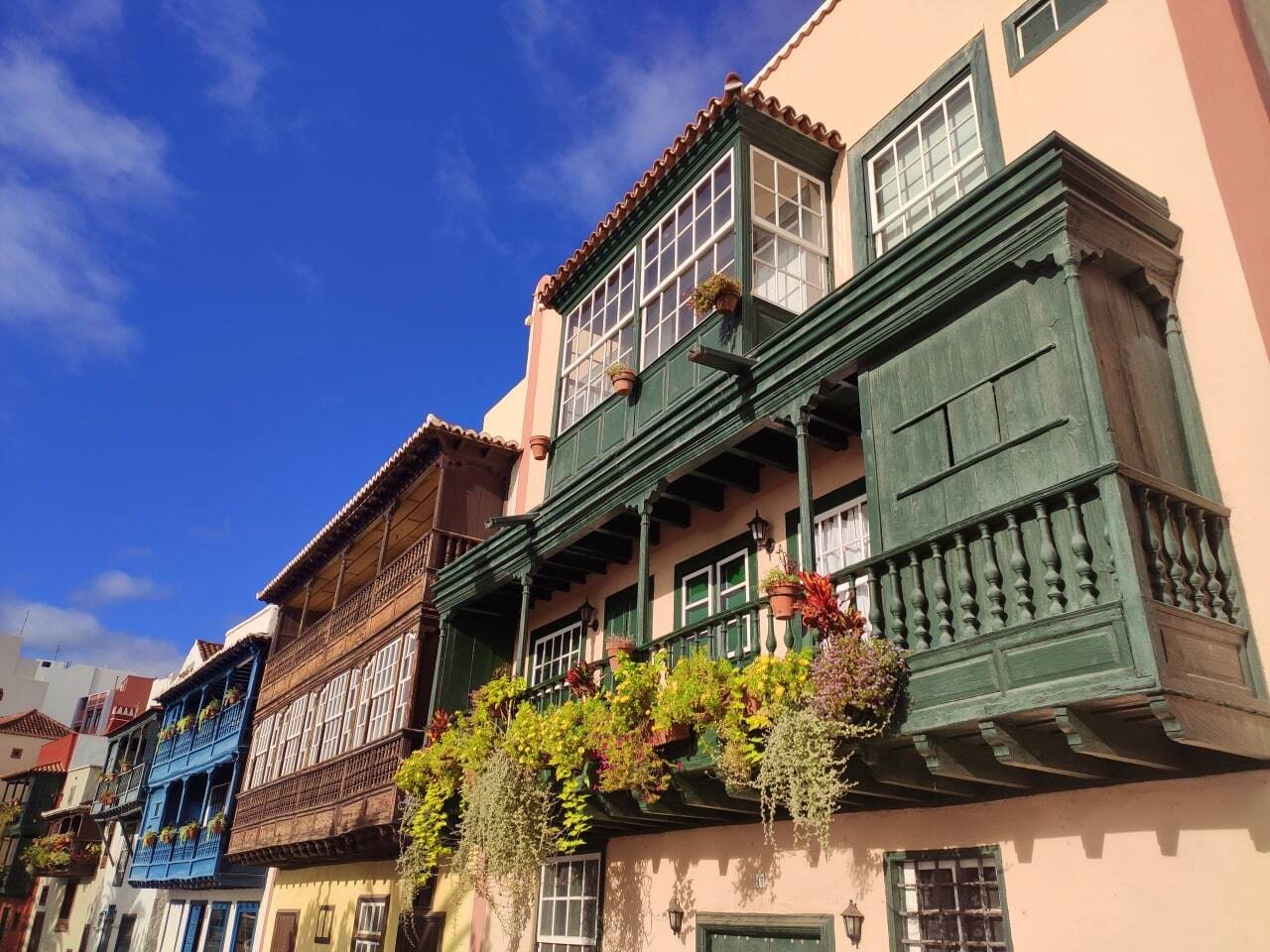 balcones coloridos coloniales en Santa Cruz de La Palma
