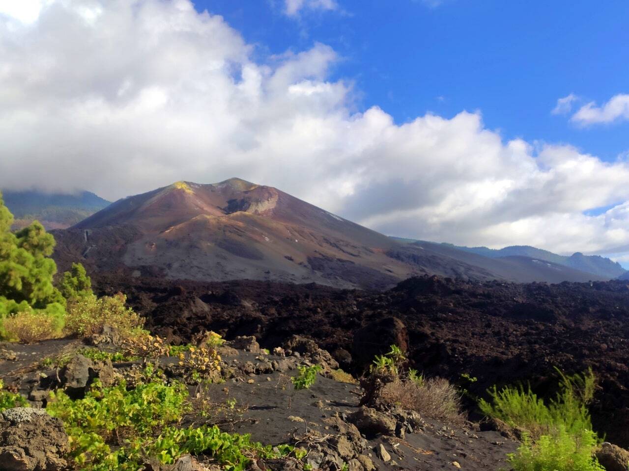 colada de lava y cráter en La Palma