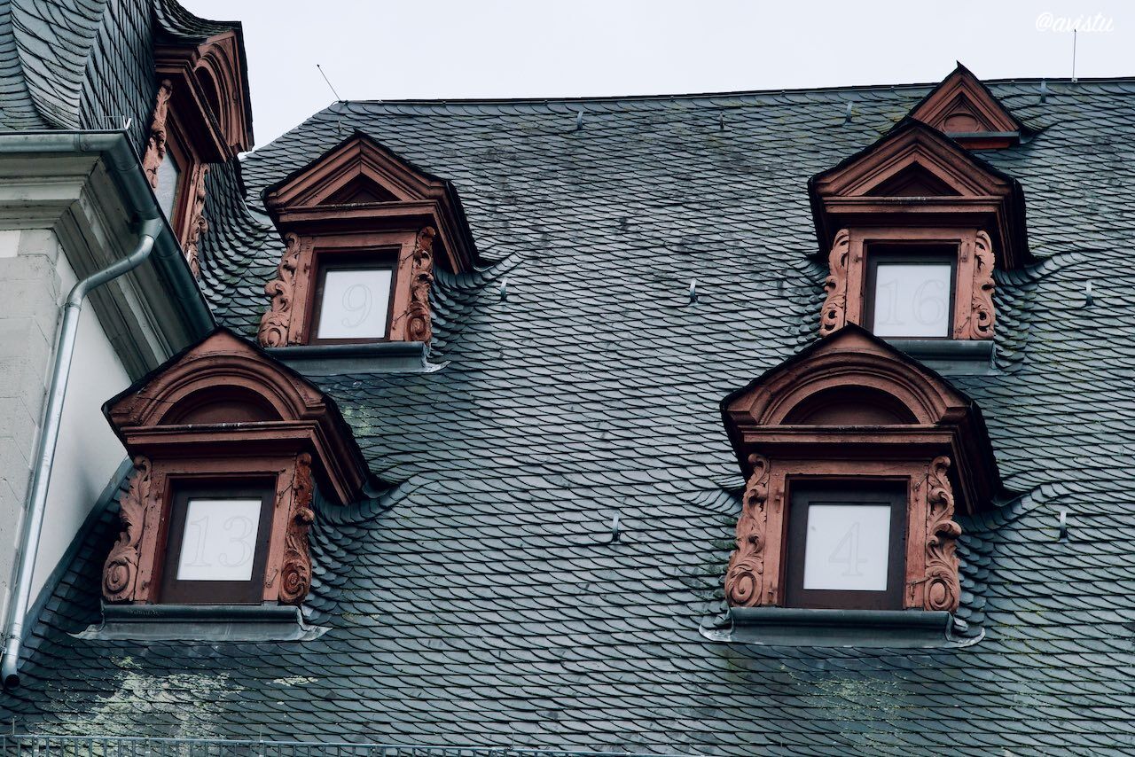 Detalle del tejado del Ayuntamiento con las ventanas "Calendario de Adviento" en el Mercado de Navidad de Coblenza (Koblenz), Alemania [(c)Foto: @avistu]
