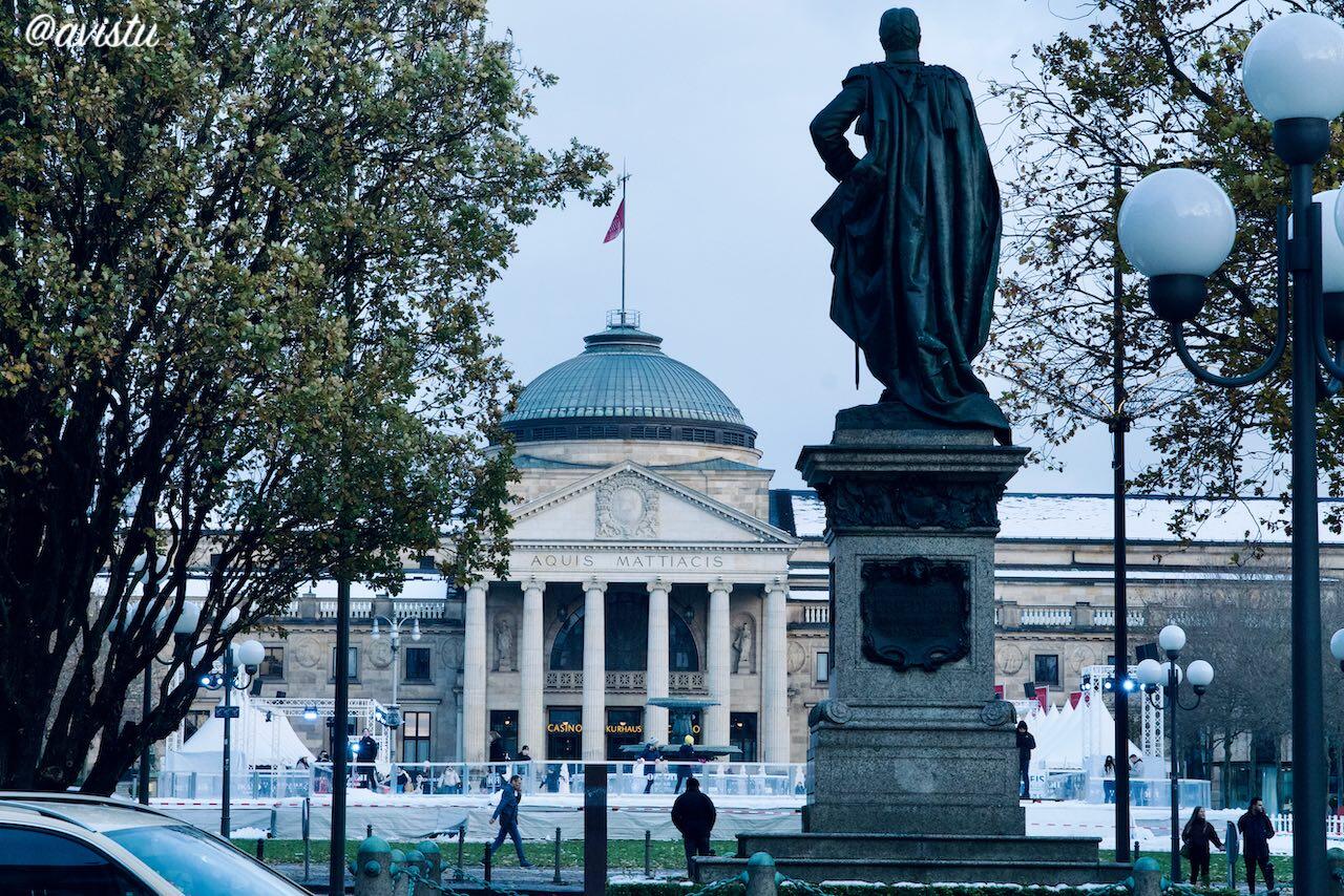 Estatua del Kaiser frente al Kurhaus y su pista de hielo en Navidad en Wiesbaden, Alemania [(c)Foto: @avistu]