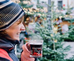 Una joven disfrutando de un glühwein en el Mercado de Navidad de Coblenza (Koblenz), Alemania [(c)Foto: @avistu]