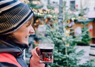 Una joven disfrutando de un glühwein en el Mercado de Navidad de Coblenza (Koblenz), Alemania [(c)Foto: @avistu]