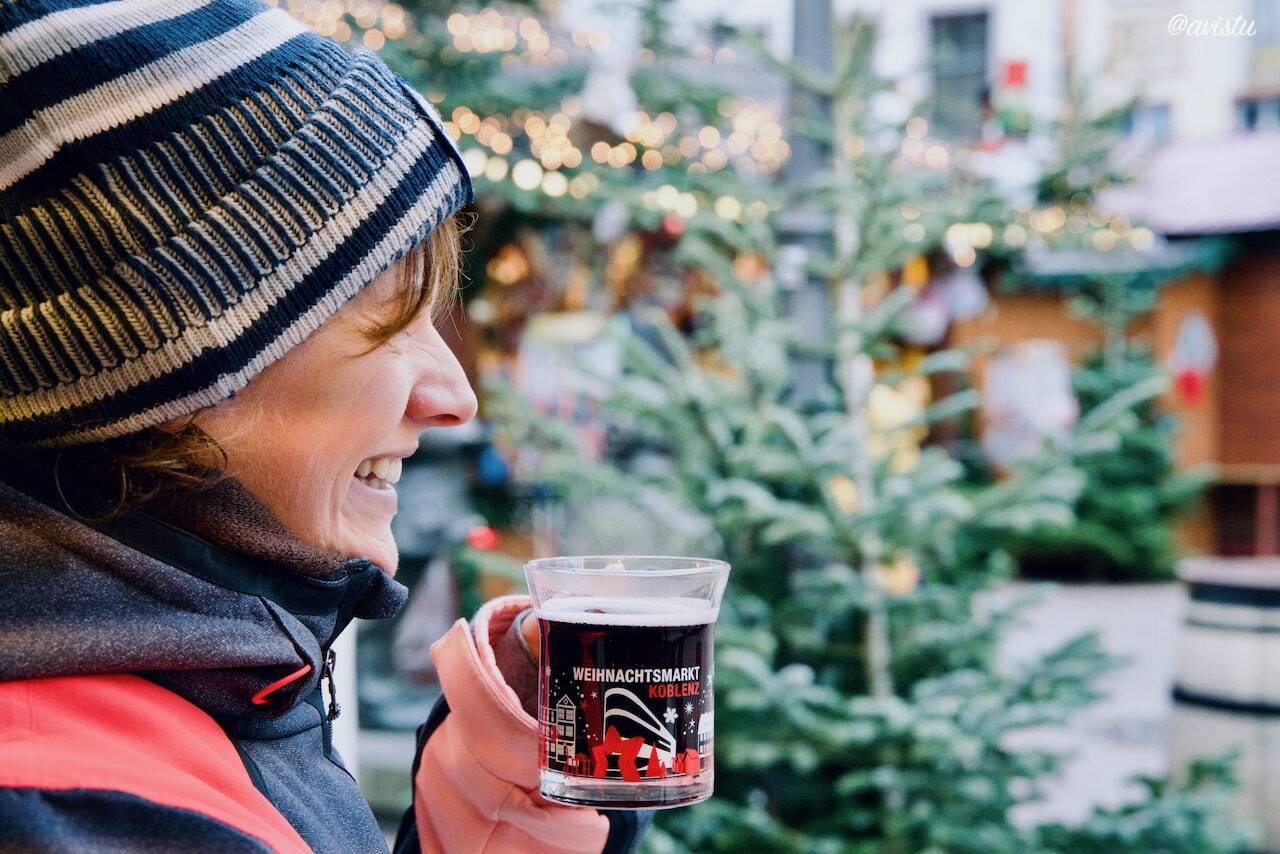 Una joven disfrutando de un glühwein en el Mercado de Navidad de Coblenza (Koblenz), Alemania [(c)Foto: @avistu]