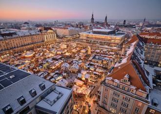 Vistas del 588 Mercado de Navidad de Dresde desde la torre de la Kreuzkirche. Photo: Michael Bader (DML-BY)