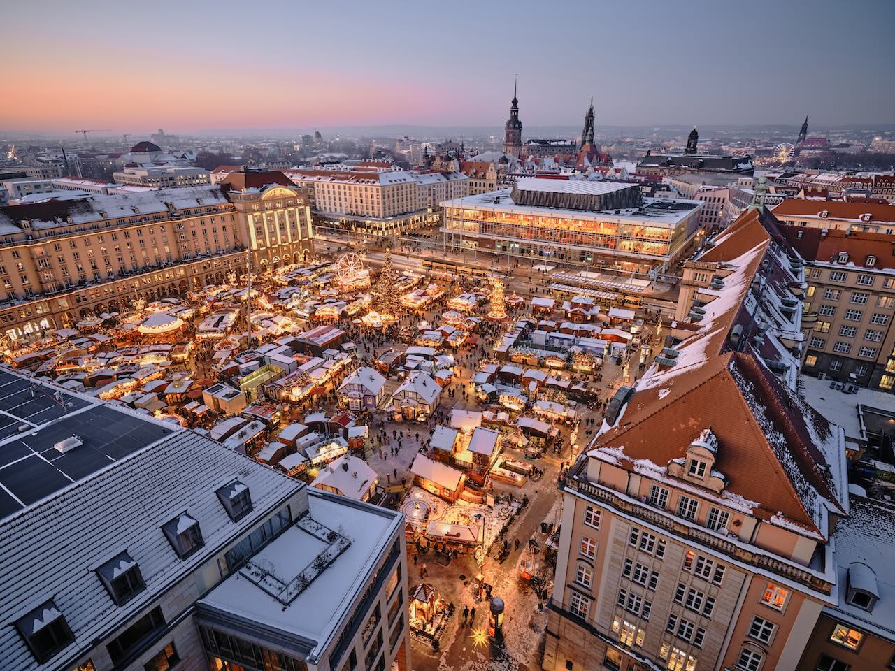 Vistas del 588 Mercado de Navidad de Dresde desde la torre de la Kreuzkirche. Photo: Michael Bader (DML-BY)