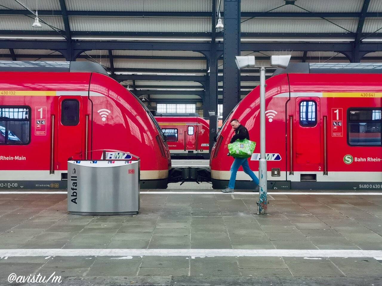 Trenes en la Estación de Ferrocarril de Wiesbaden, Alemania [(c)Foto: @avistu]