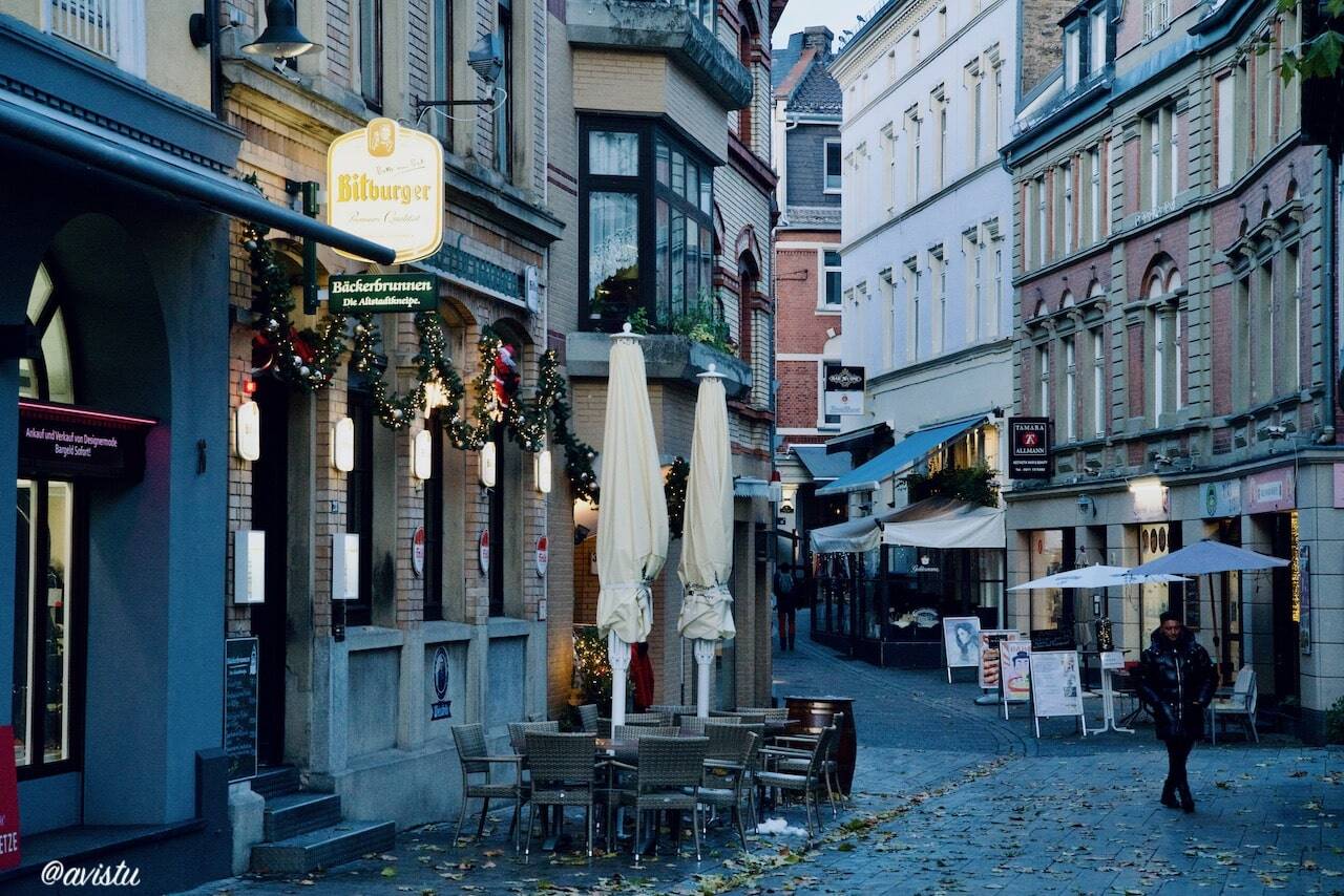 Calle adoquinada en el centro histórico de Wiesbaden, Alemania [(c)Foto: @avistu]