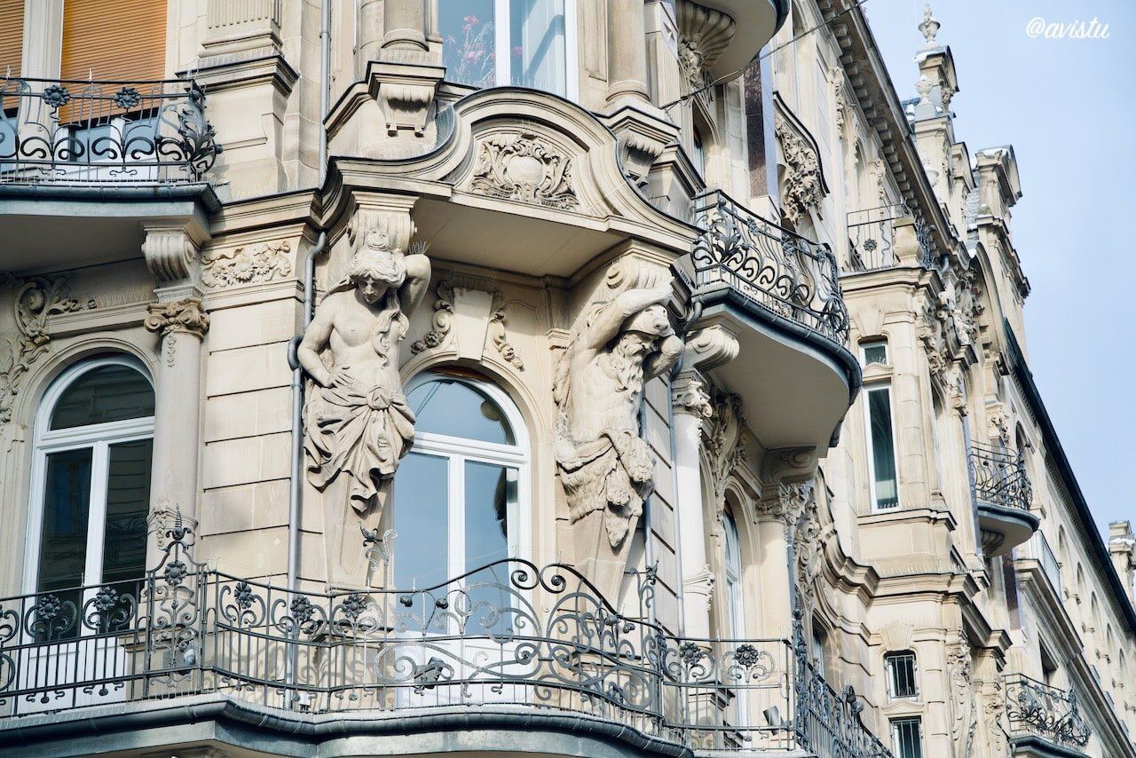 Detalle de un edificio de Wilhelmstrasse, Wiesbaden, Alemania [(c)Foto: @avistu]