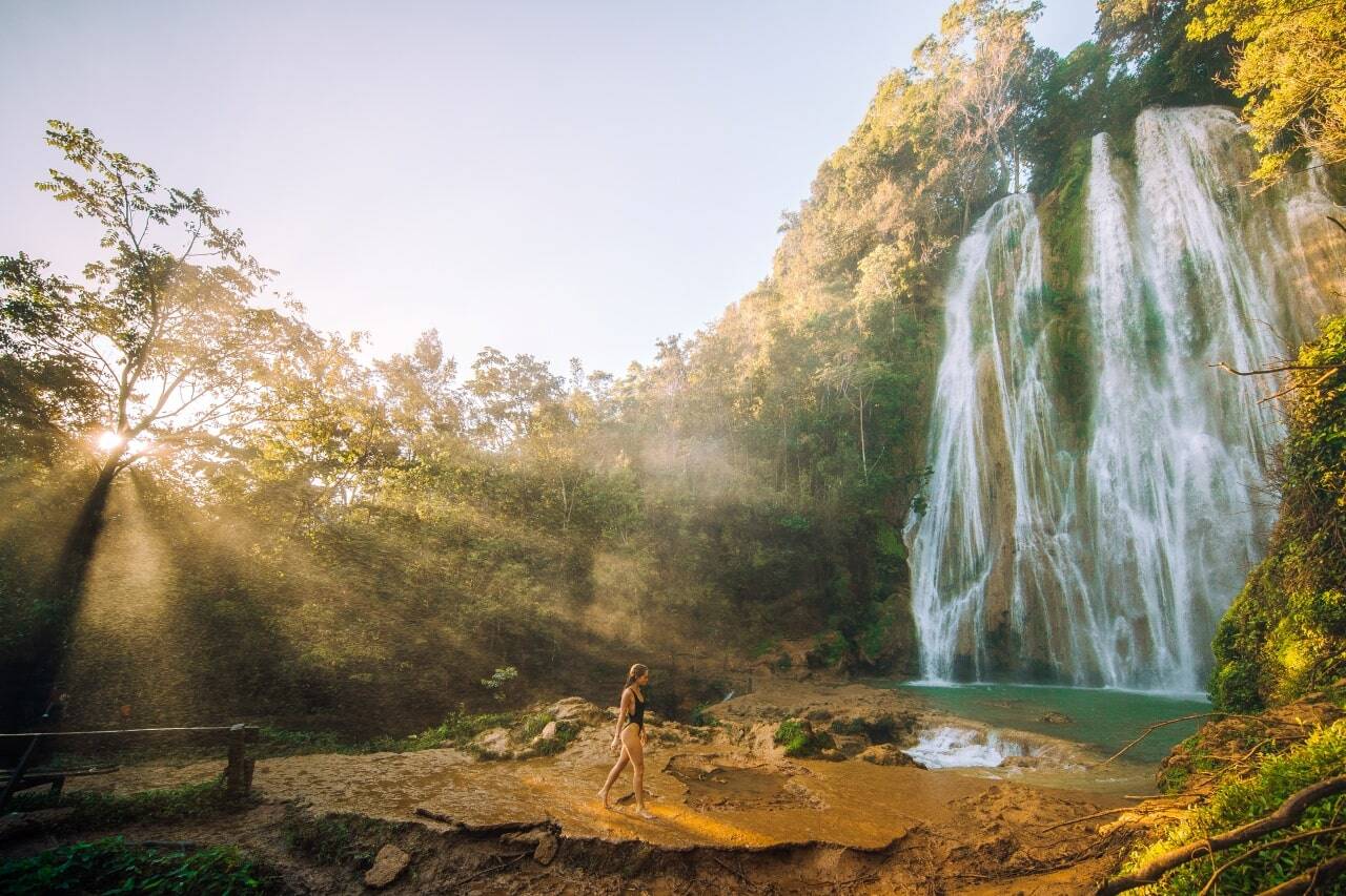 Cascada en República Dominicana al atardecer.