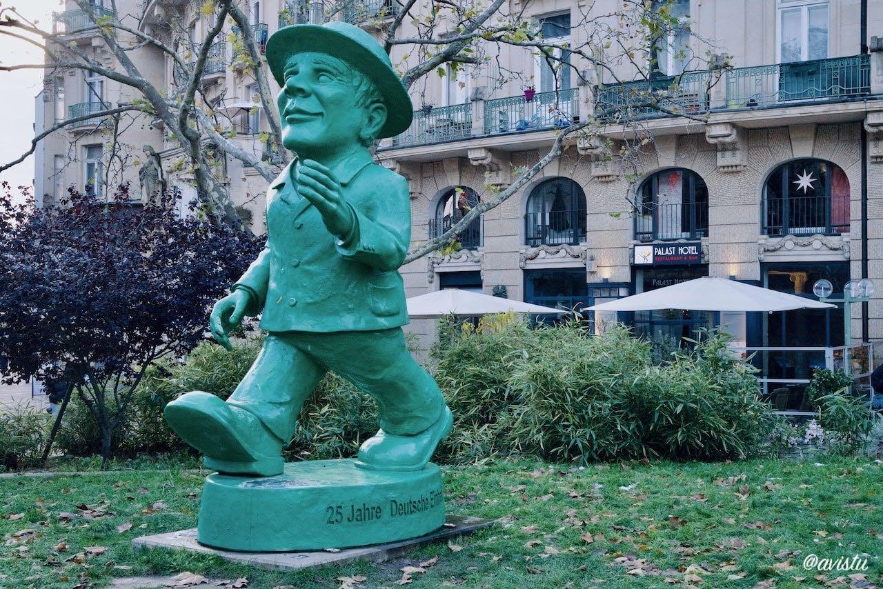 Estatua conmemorativa del Ampelmännchen (hombre del semáforo de la RDA) en Wiesbaden Alemania [(c)Foto @avistu]