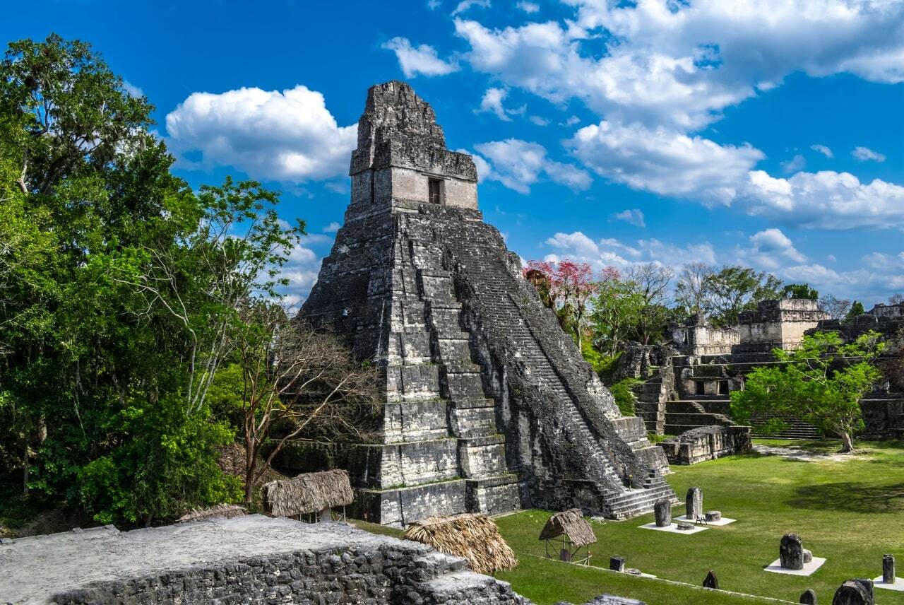 pirámide de Tikal en día soleado