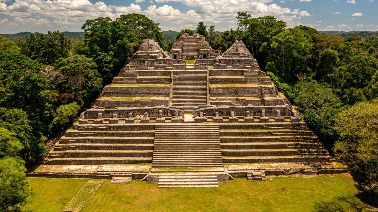 pirámide maya en Belice