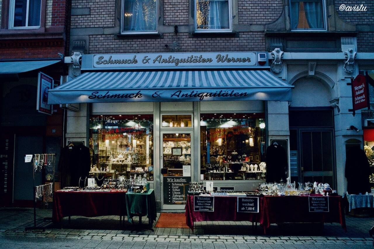 Una de las tiendas en el centro histórico de Wiesbaden, Alemania [(c)Foto: @avistu]