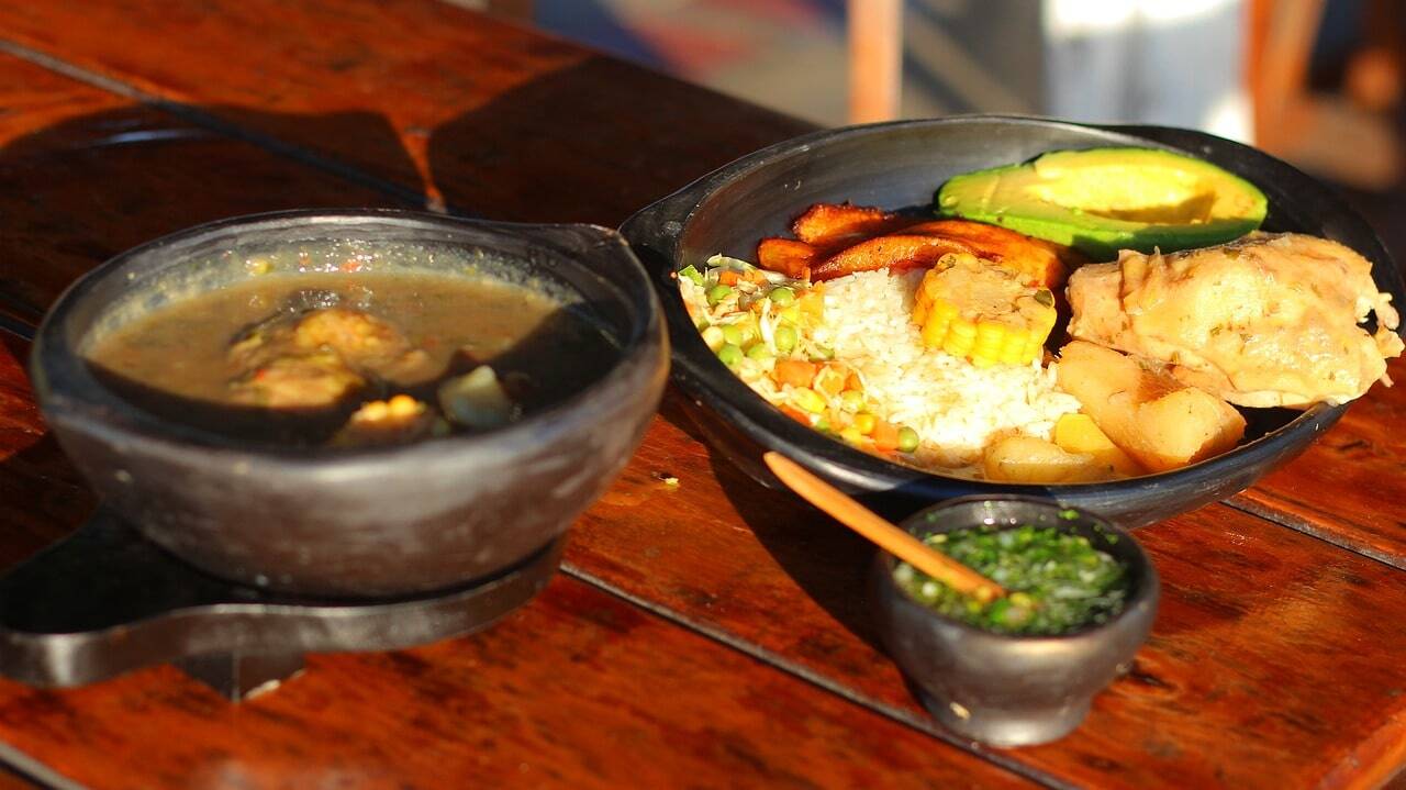 sancocho dominicano en mesa de madera