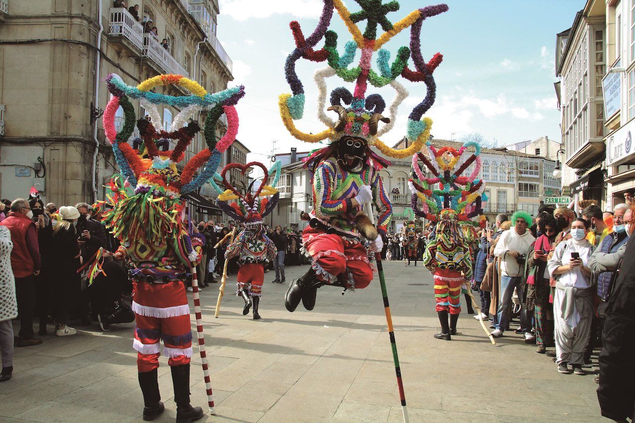 Boteiros en el Carnaval de Viana do Bolo, Orense, Galicia [Foto: Periódico O Sil]