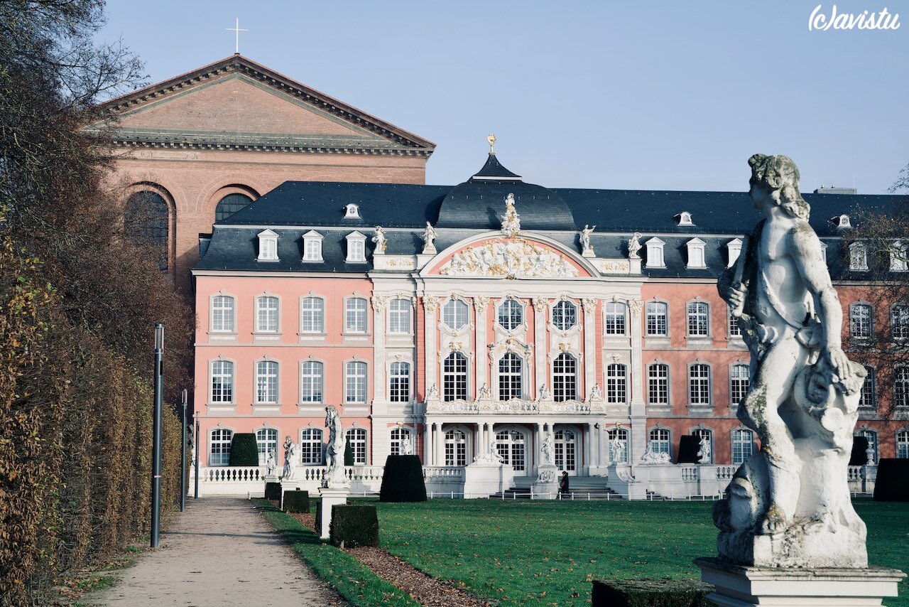 La Basílica de Constantino asoma por detrás del Palacio Electoral de Tréveris (Trier), Alemania [(c)Foto: @avistu]