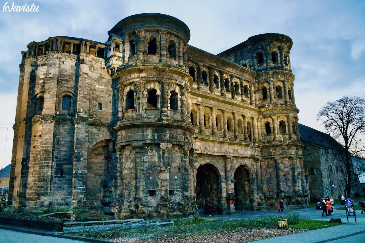 La Porta Nigra es el monumento más emblemático de Tréveris (Trier), Alemania [(c)Foto: @avistu]
