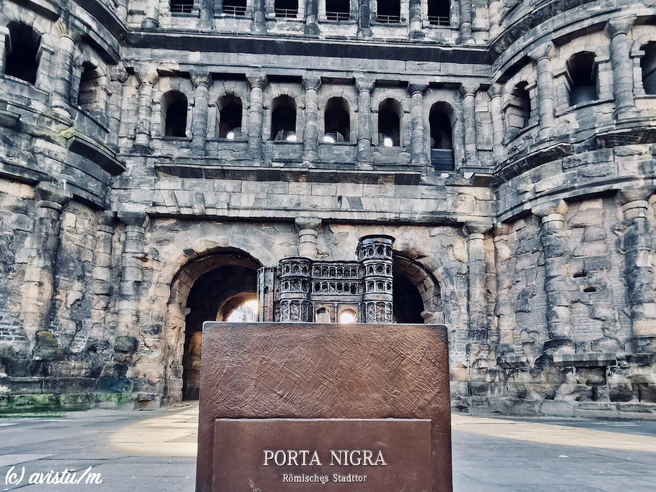Maqueta de la Porta Nigra frente a la real en  Tréveris (Trier), Alemania [(c)Foto: @avistu]