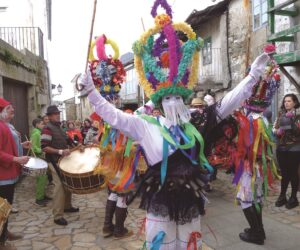 Mazcaras bailando por las calles de Manzaneda durante el Carnaval [Foto: Periódico O Sil]