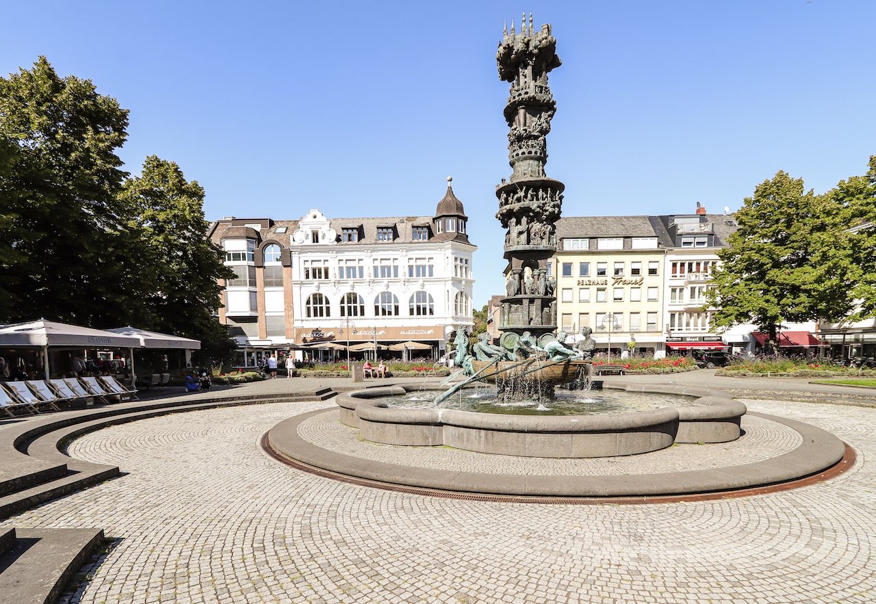 Plaza Josef-Gorres con la columna de la Historia, Coblenza, Alemania [Foto: Joe from Koblenz]