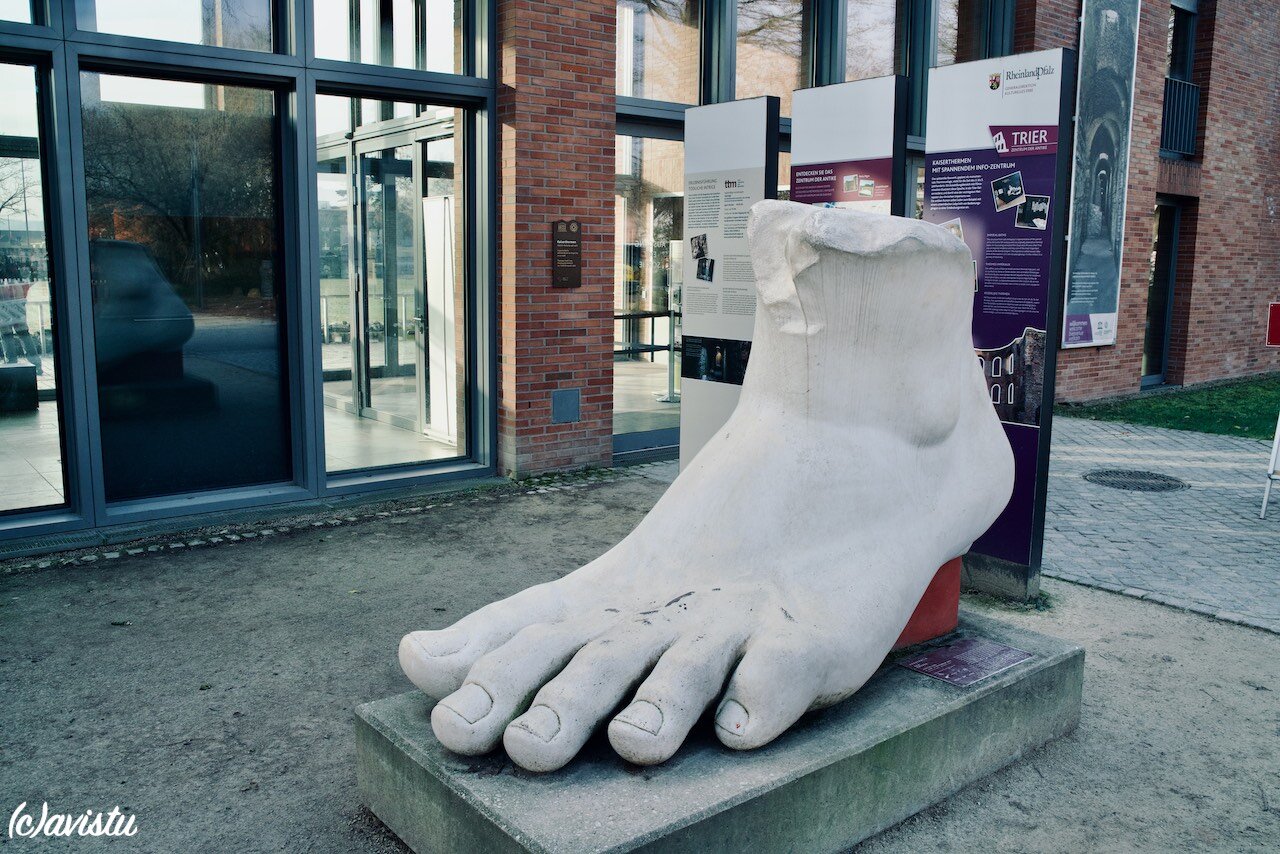 Réplica del pie de la estatua de Constantino en Tréveris (Trier), Alemania [(c)Foto: @avistu]