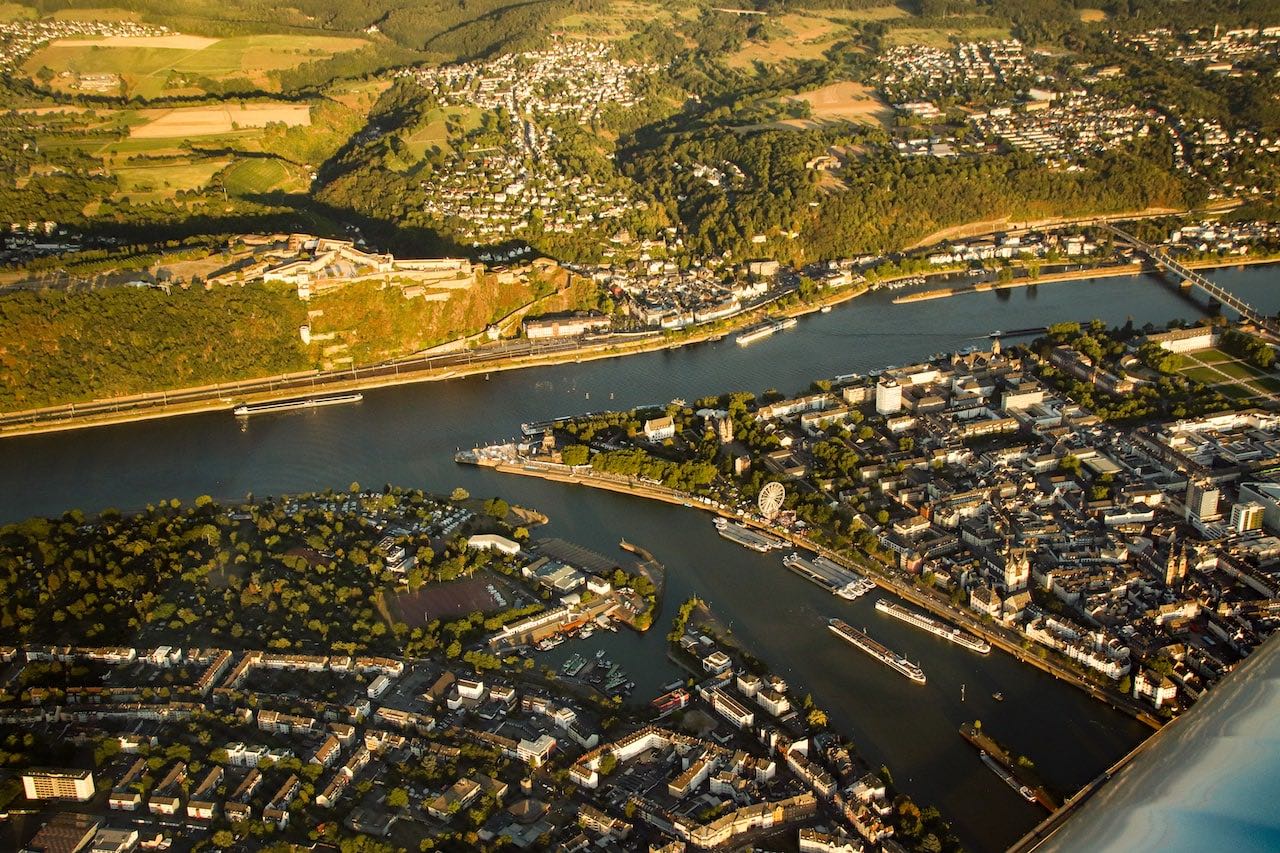 Vista aérea de la confluencia Mosela - Rin en Coblenza, Alemania [Foto: Joe from Koblenz]