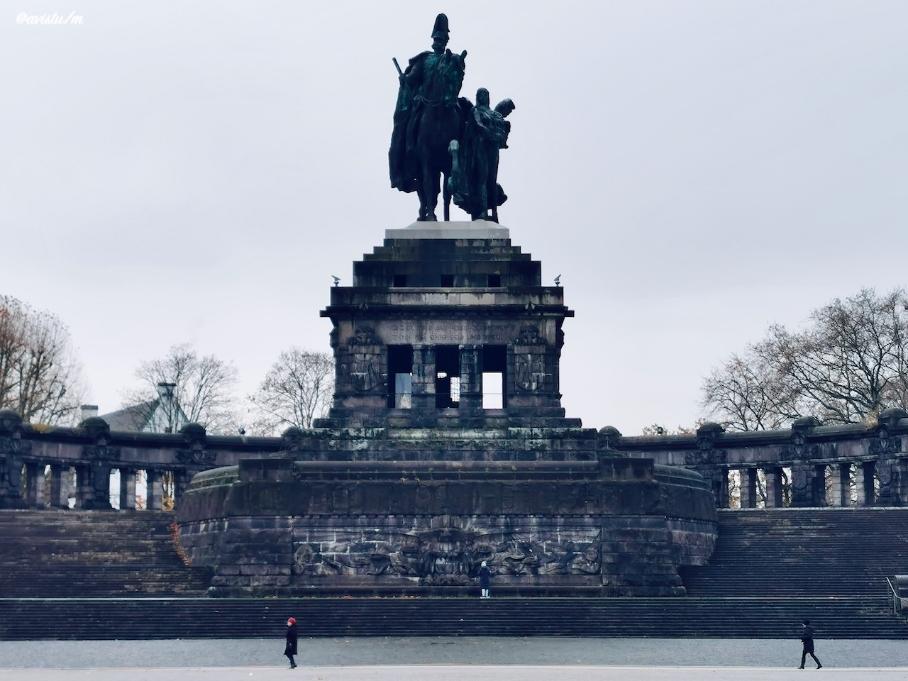 Vista frontal del monumento al Emperador Guillermo I en Coblenza, Alemania [(c)Foto: @avistu]