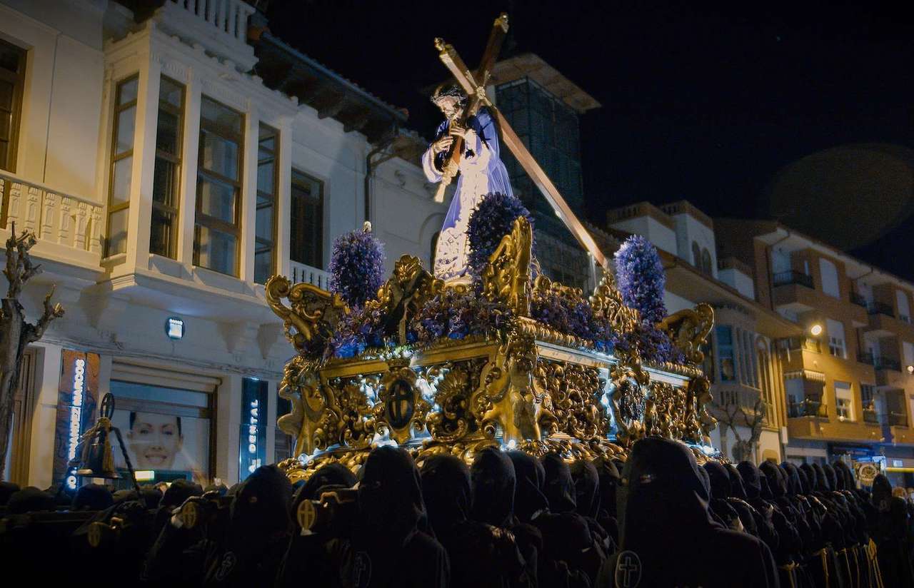 Procesión nocturna de Semana Santa en La Bañeza [Foto vía Junta de Castilla y León]