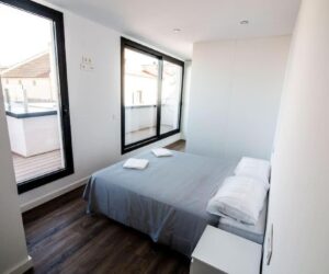 Uno de los dormitorios de un céntrico ático en Reus [Foto gentileza Booking]