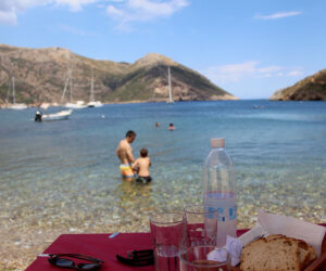 Comida con los pies frescos y bañito entre postre y café en el cabo Tenaro de la Península de Mani