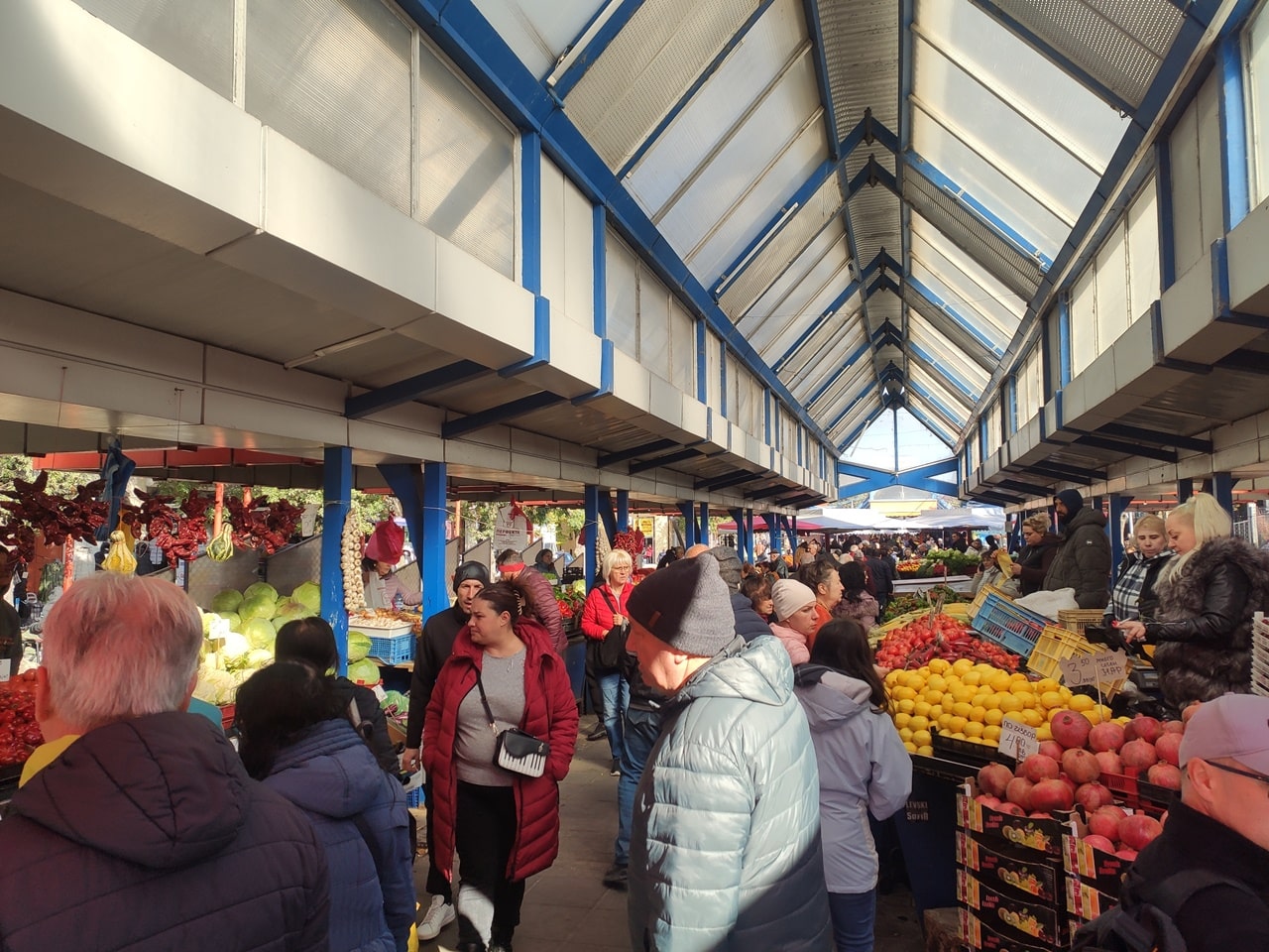 gente en mercado donde alojarse en Sofía