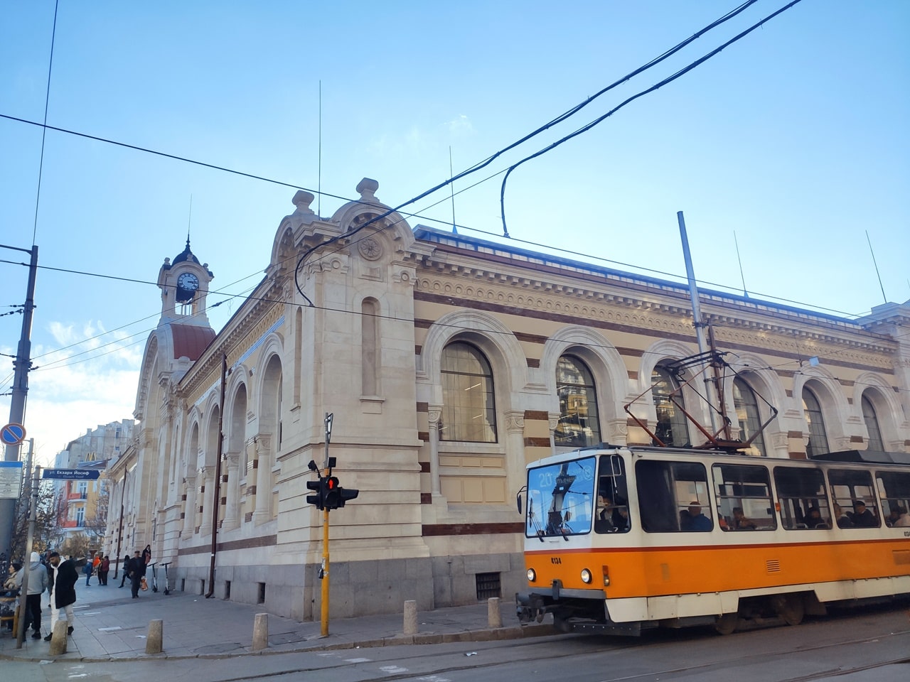 mercado y tranvía en la ciudad