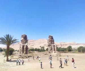 estatuas grandes en desierto