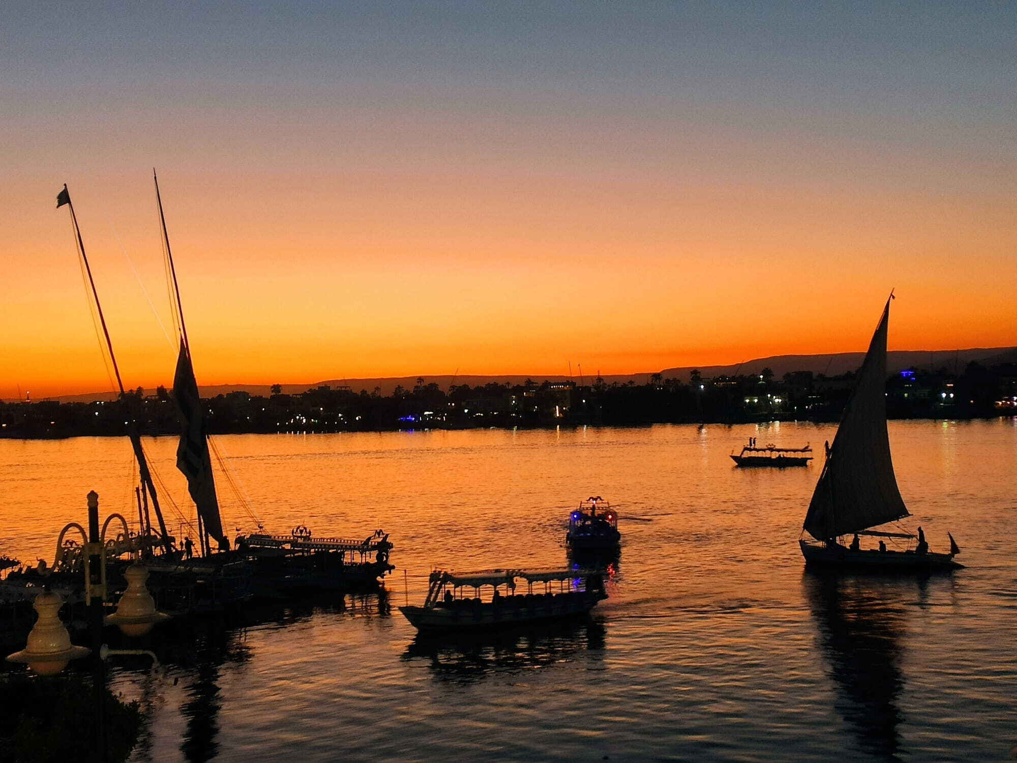 barcos en río al atardecer