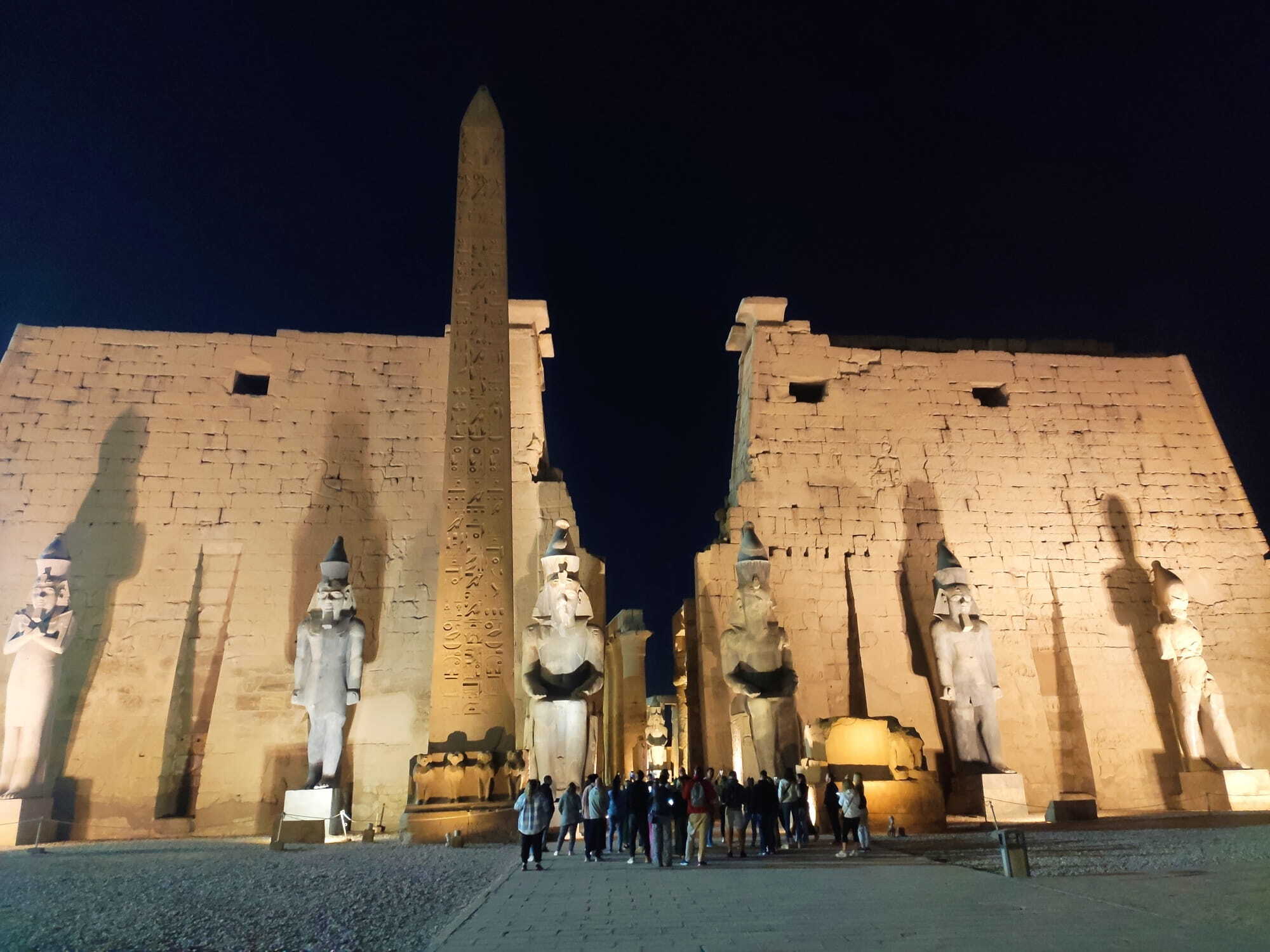 templo egipcio anochecer