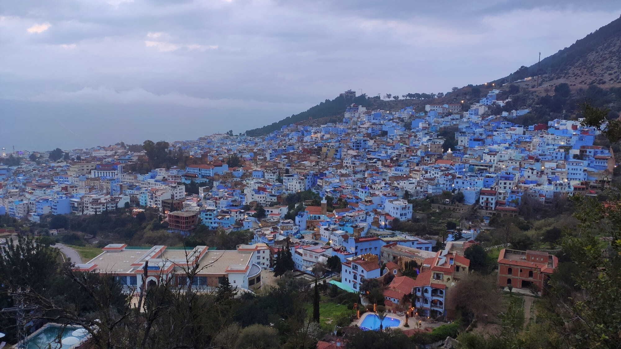 vista ciudad azul atardecer