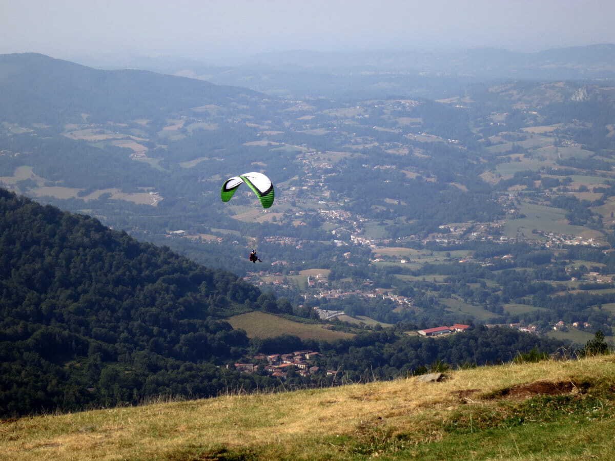 Un alta delta sobrevolando las inmediaciones de Foix