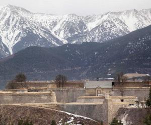 Mont-Llouis con los Pirineos al fondo