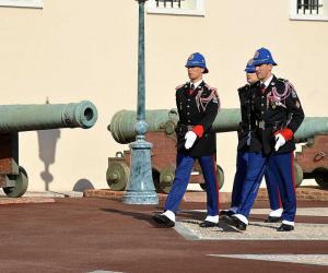 Guardia frente al Palacio de Monaco
