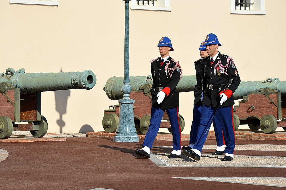 Guardia frente al Palacio de Monaco