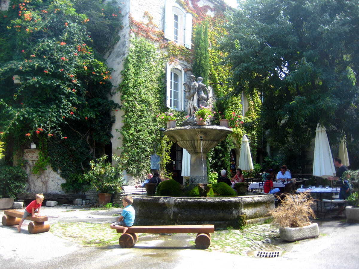 Plaza en Saignon, Luberon