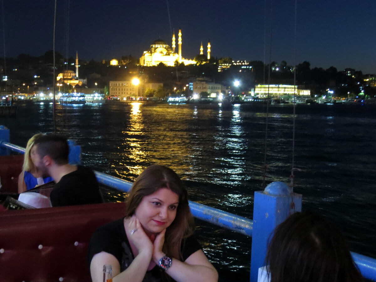 Cenando bajo el puente de Galata