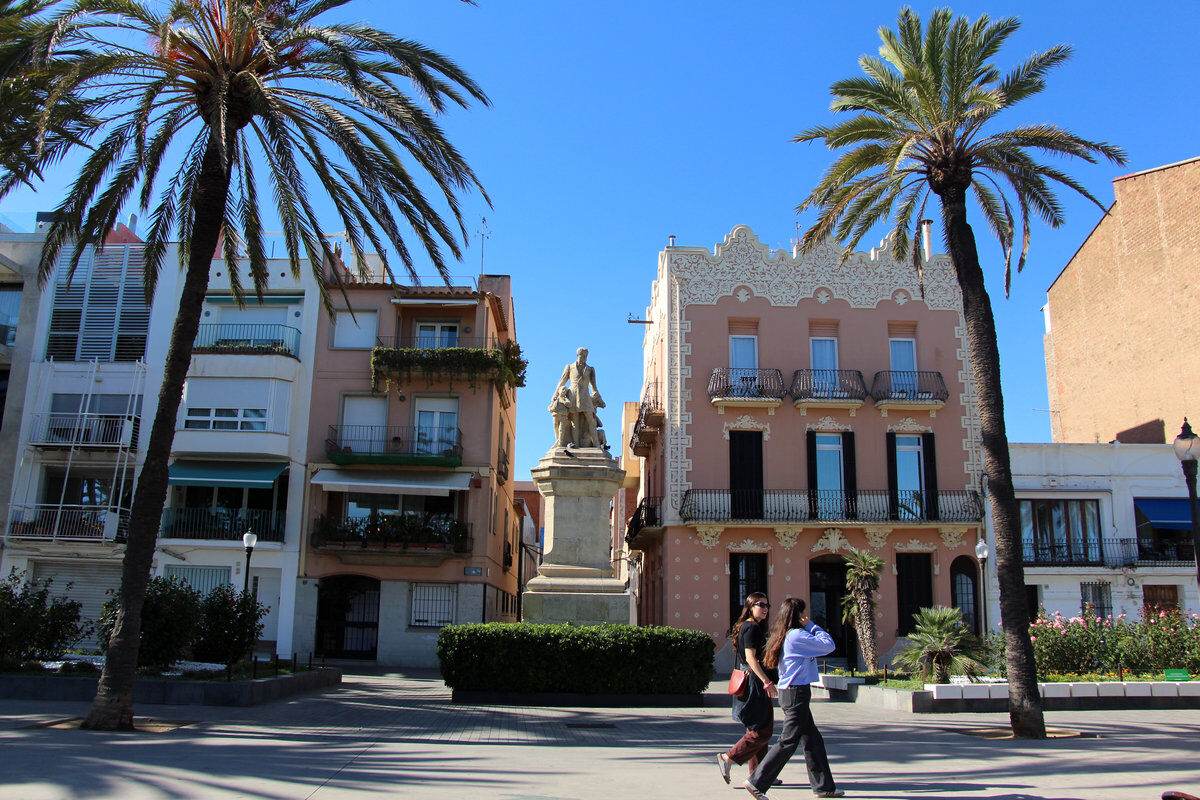 La estatua de Roca i Pi en la Rambla de Badalona