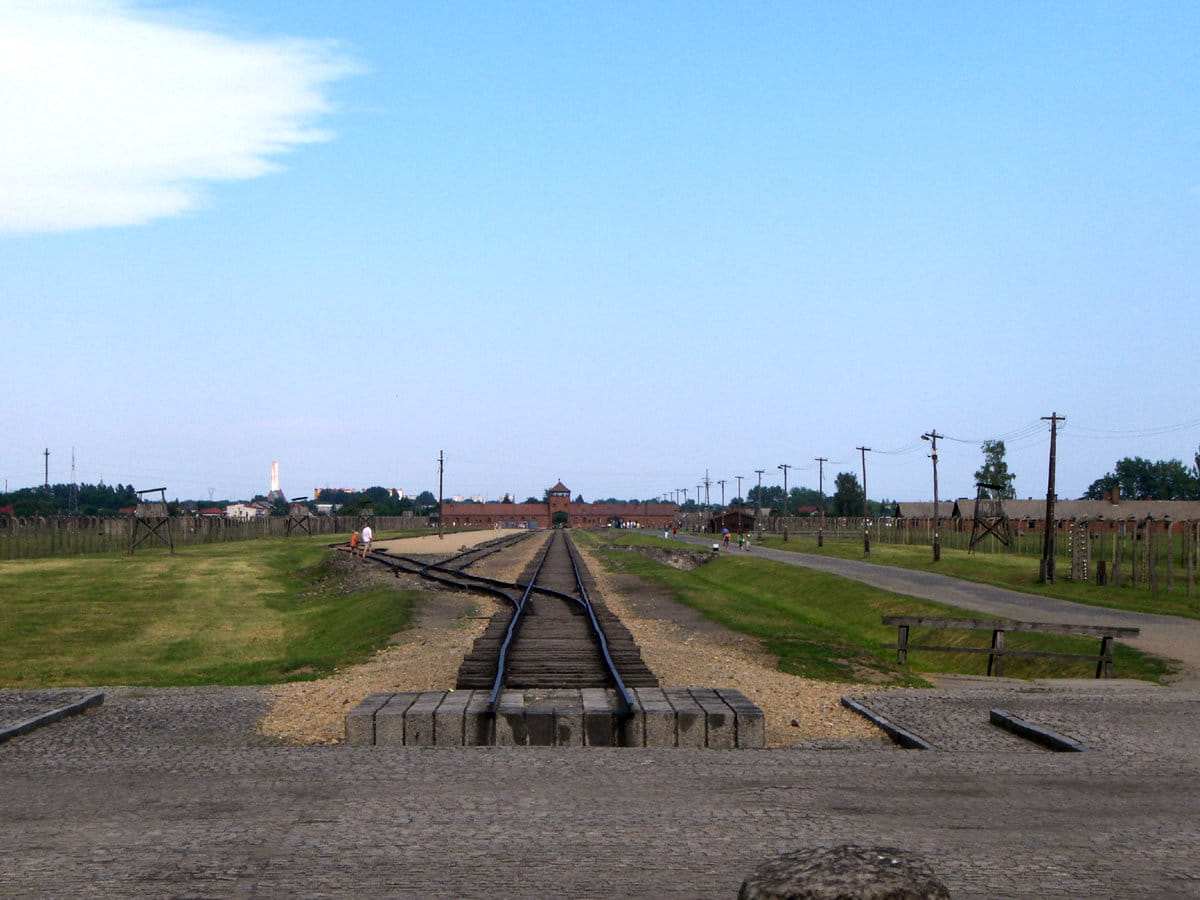 La vía de tren en Auschwitz Birkenau