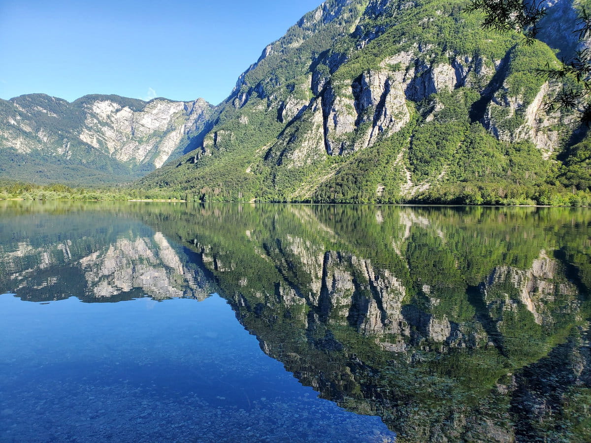 Reflejos en el lago Bohinj en Eslovenia